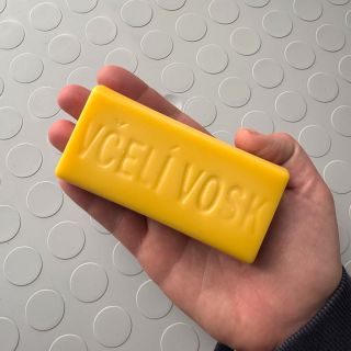 NOVINKA z našeho úlu!🐝 Malý zázrak přímo od našich včelek – čistý včelí vosk v praktických cihličkách je tady! Ať už...