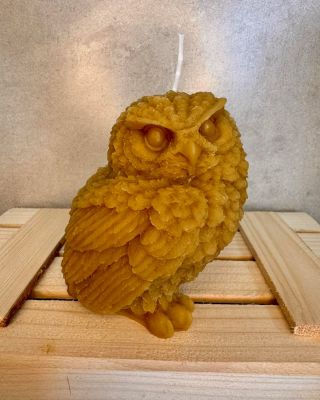 ✨ PŘILETĚLA ROZÁRKA! ✨ Nová svíčka z našeho rodinného včelařství má peří, duši… a jméno! Představujeme ti sovu Rozárku –...