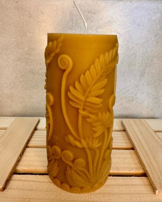 NOVINKA z voskového světa!🐝🕯 Představujeme naši elegantní válcovou svíčku se vzorem louky – jemnou, přírodní a krásně...